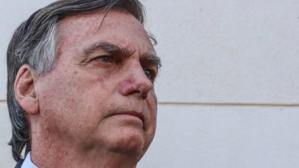 Leia mais sobre o artigo Bolsonaro ataca PF e Moraes, ironiza golpe e diz que prisões são ‘injustas’