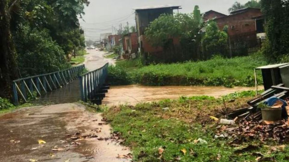 Leia mais sobre o artigo Forte chuva atinge Rio Branco e águas de igarapés começam a invadir ruas