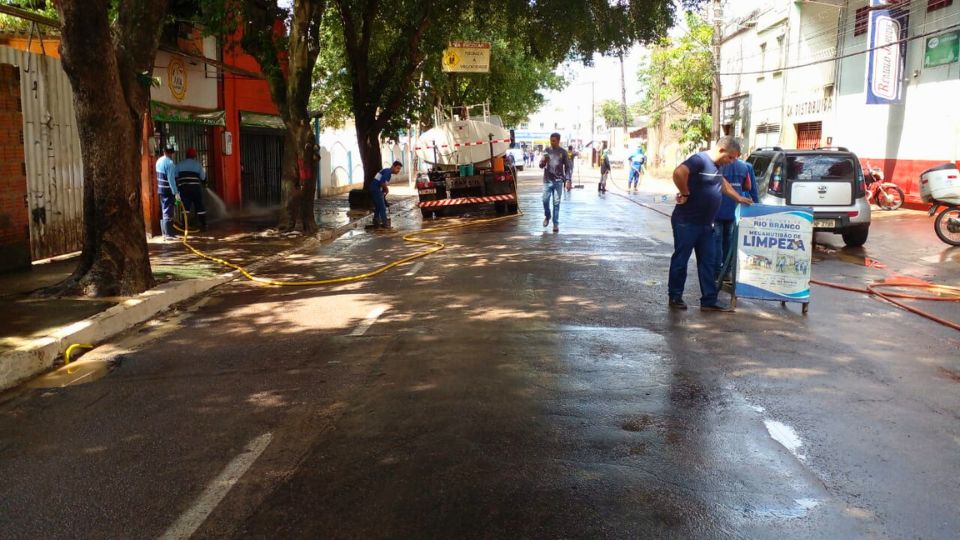 Leia mais sobre o artigo Prefeitura de Rio Branco intensifica limpeza após recuo das águas do Rio Acre