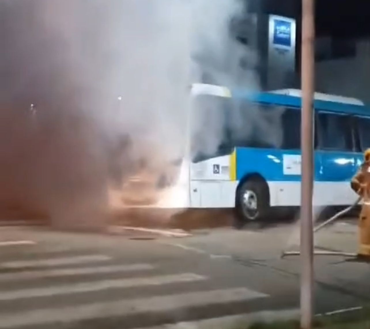 Leia mais sobre o artigo Pane elétrica causa incêndio em ônibus da Ricco em Rio Branco