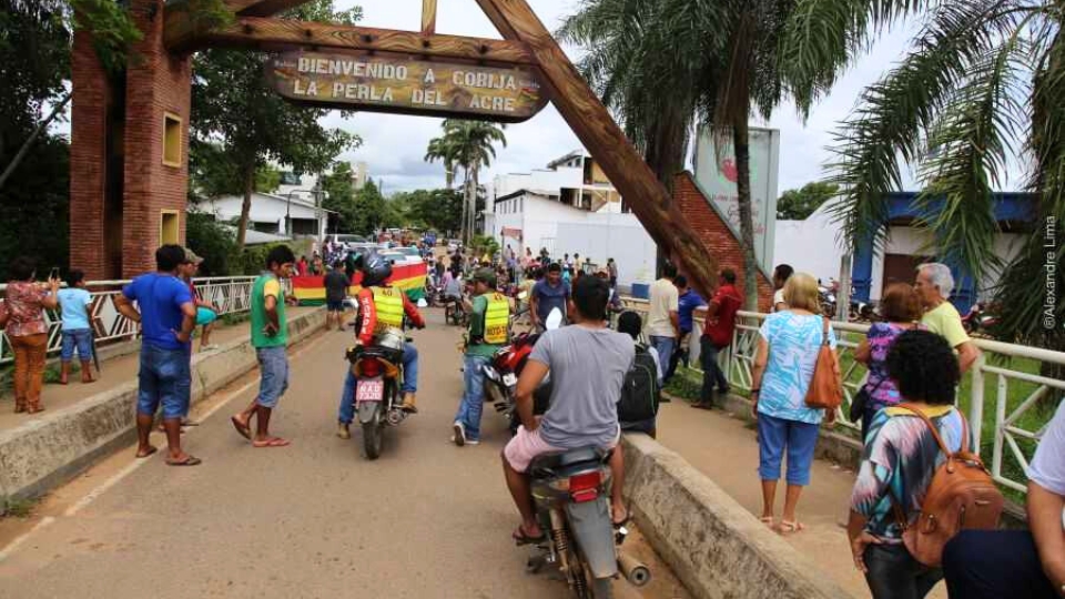 Leia mais sobre o artigo Manifestantes decidem manter pontes na fronteira com o Acre bloqueadas