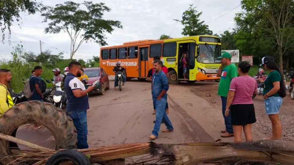 Leia mais sobre o artigo Moradores do Bujari bloqueiam BR-364 em protesto