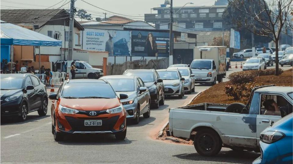 Leia mais sobre o artigo Pontes no centro de Rio Branco são interditadas e trânsito vira um caos