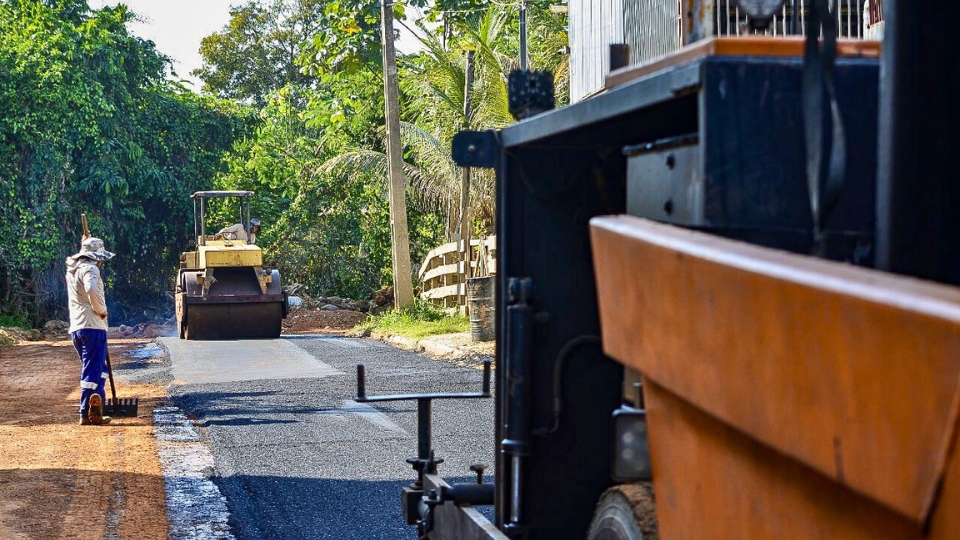 Leia mais sobre o artigo Prefeitura de Epitaciolândia avança com asfaltamento de ruas