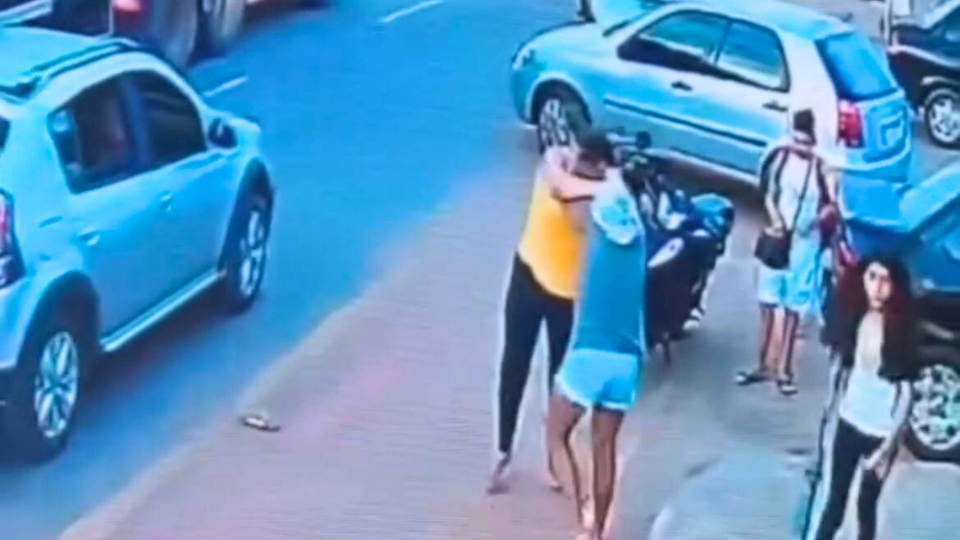 Leia mais sobre o artigo Vídeo: Mulheres brigam no meio da rua na Baixada da Sobral, em Rio Branco