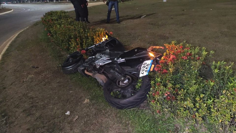 Leia mais sobre o artigo Acidente grave: motociclista atravessa rotatória e bate contra palmeiras