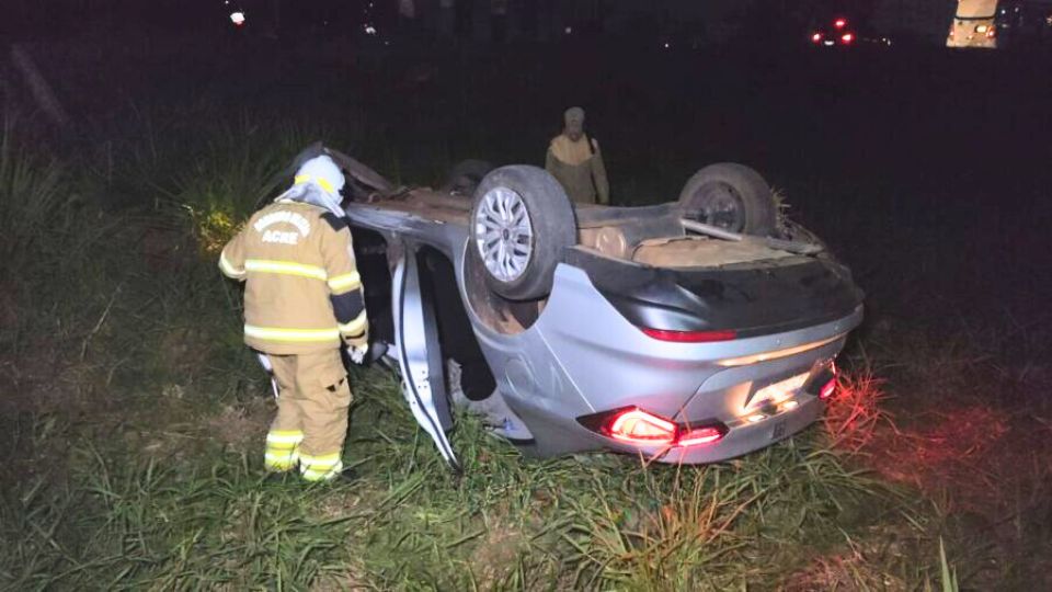 Leia mais sobre o artigo Mulher dorme ao volante, capota carro na BR-364 e vai parar no pronto-socorro