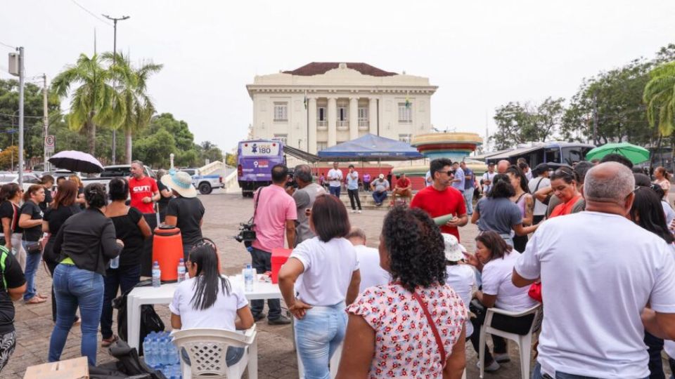 Leia mais sobre o artigo Educadores em greve fecham escolas e protestam em frente ao Palácio