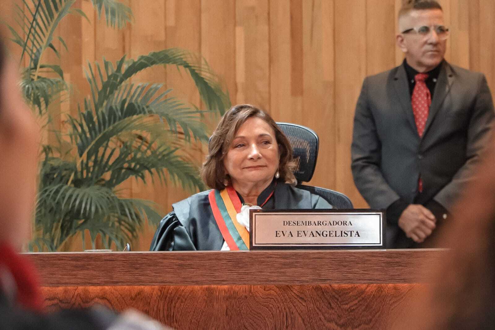 Leia mais sobre o artigo Bocalom prestigia homenagem aos 49 anos de magistratura de Eva Evangelista