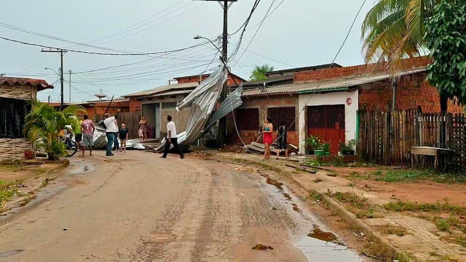 Leia mais sobre o artigo Ventos e chuva fortes provocam estragos na capital acreana