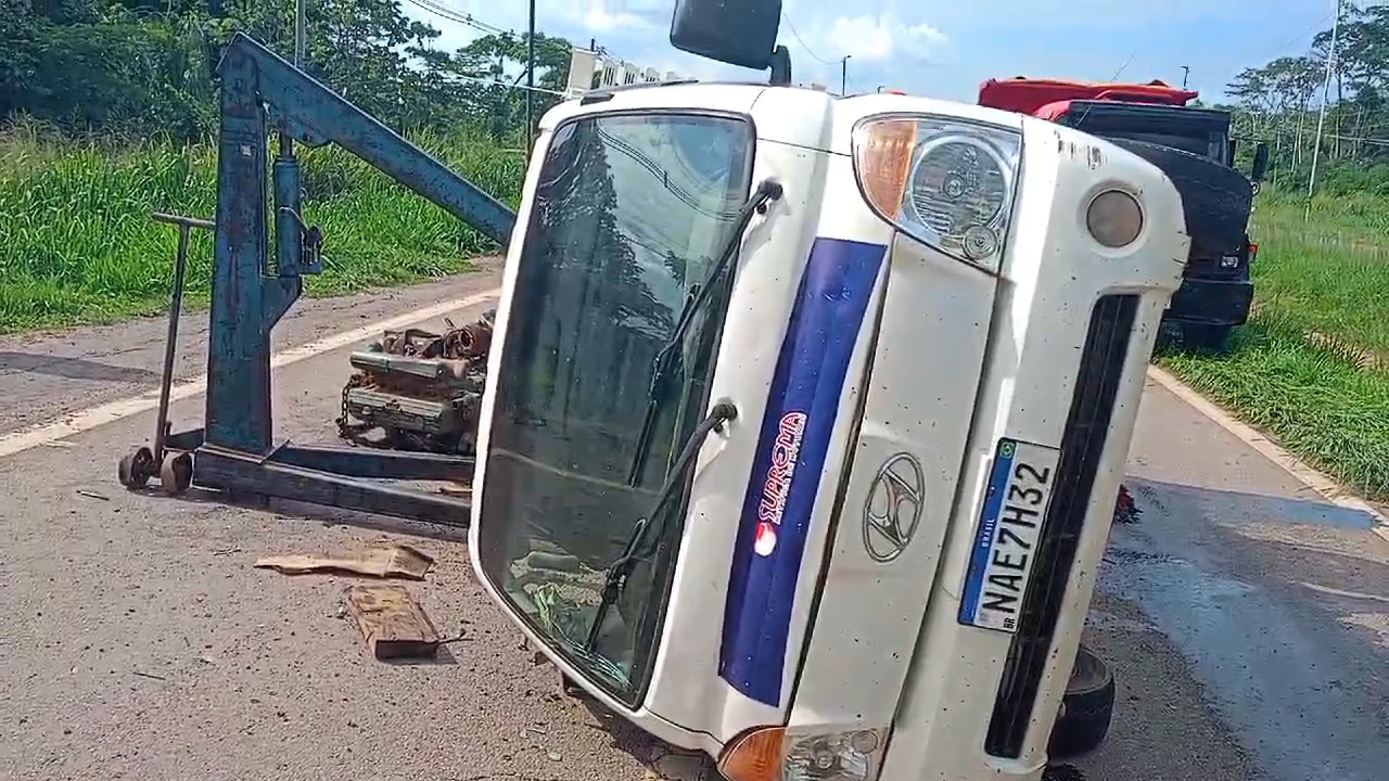 Leia mais sobre o artigo Caminhão tomba na BR-364 e óleo na pista causa acidentes com motociclistas