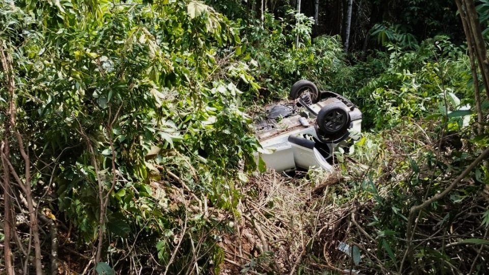 Leia mais sobre o artigo Dentista, esposa e filho sofrem acidente e carro fica destruído na BR-364; VÍDEO