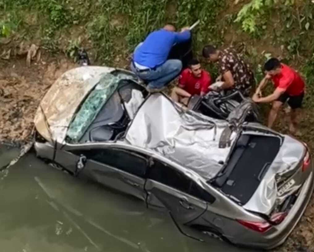 Leia mais sobre o artigo Carro cai em igarapé e motorista é resgatado por populares