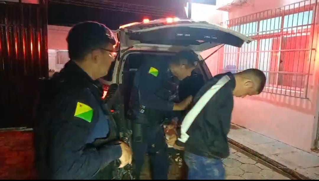 Leia mais sobre o artigo Polícia prende jovem e apreende drogas e armas no bairro Belo Jardim