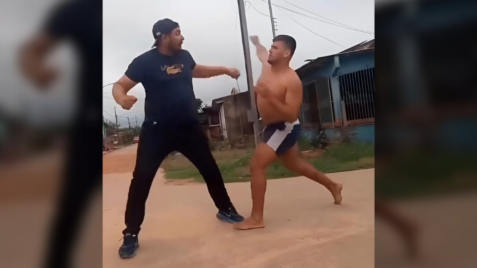 Leia mais sobre o artigo VÍDEO: briga em Sena Madureira viraliza ao terminar com nocaute em 31 segundos