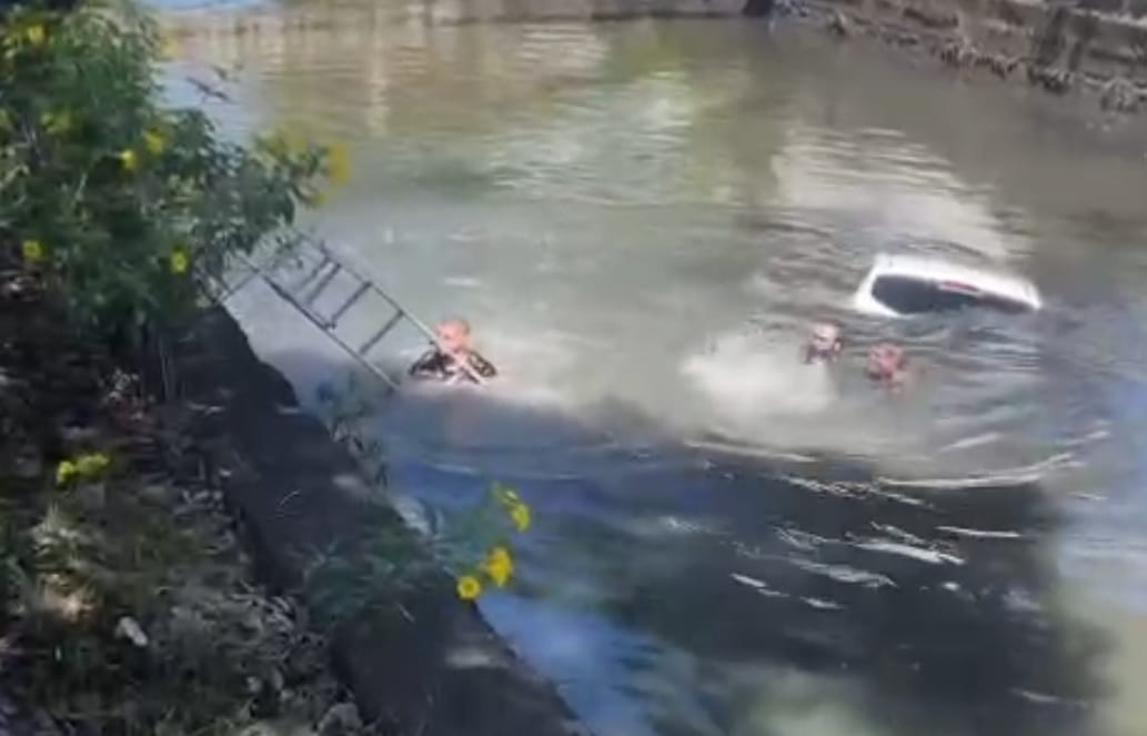 Leia mais sobre o artigo VÍDEO: Uber cai dentro do rio com passageiro dentro