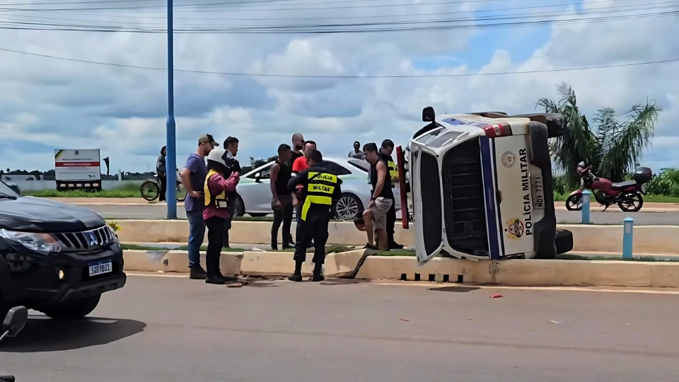 Leia mais sobre o artigo Acidente com viatura da PM deixa dois feridos durante perseguição no Acre