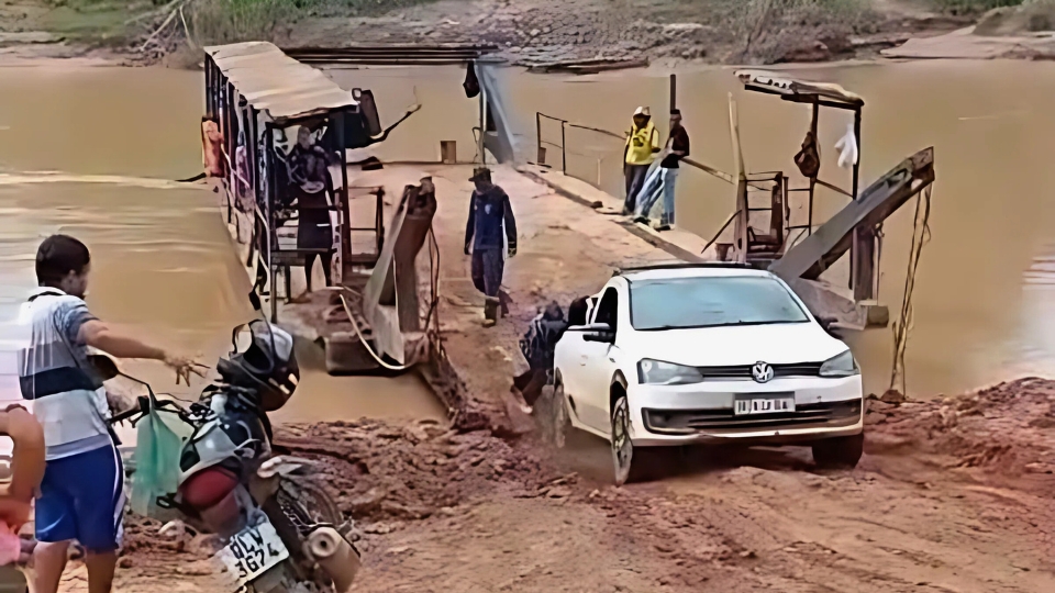 Leia mais sobre o artigo Vídeo expõe dificuldades no transbordo sobre o Rio Acre em Xapuri; assista