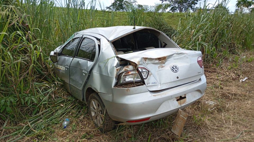 Leia mais sobre o artigo Veículo capota após pneu estourar na BR entre Rio Branco e Sena Madureira