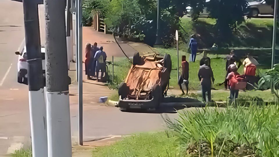 Leia mais sobre o artigo Carro fica de cabeça para baixo em grave acidente em Rio Branco; confira