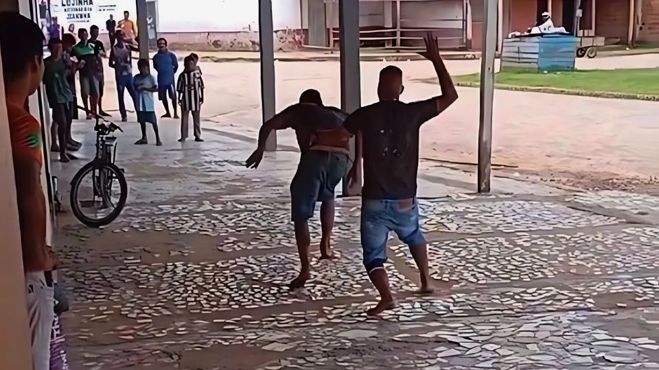 Leia mais sobre o artigo VÍDEO: Disputa inusitada por bituca de cigarro no interior do Acre viraliza