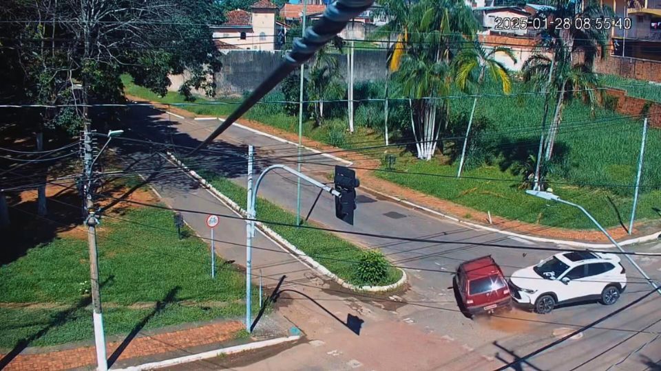 Leia mais sobre o artigo Imagens mostram veículo avançando sinal antes de acidente em Rio Branco; assista