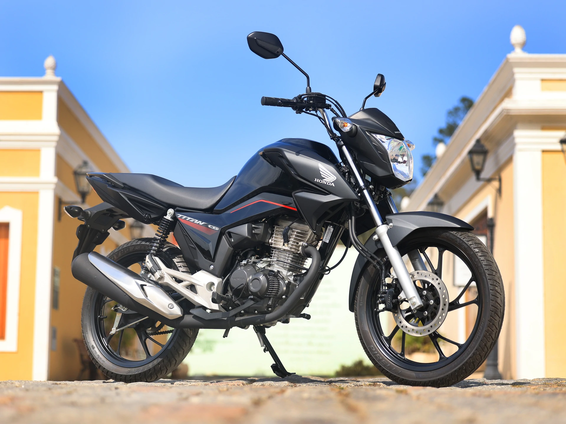 Leia mais sobre o artigo Ganhadores de sorteio na Star Motos recebem CB 500 e Titan