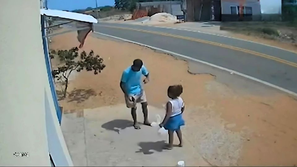 Leia mais sobre o artigo VÍDEO: Homem e criança escapam de atropelamento ao se abaixar em calçada