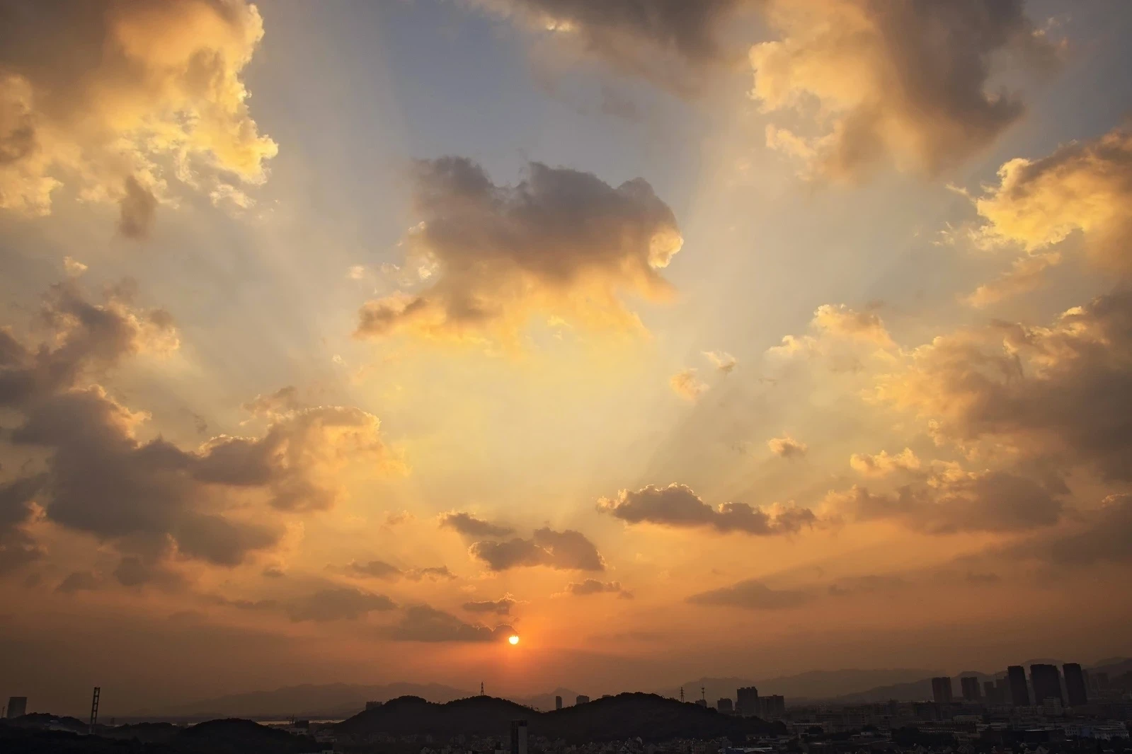 Leia mais sobre o artigo Muito sol e pancadas de chuva marcam o clima no Acre nesta segunda-feira