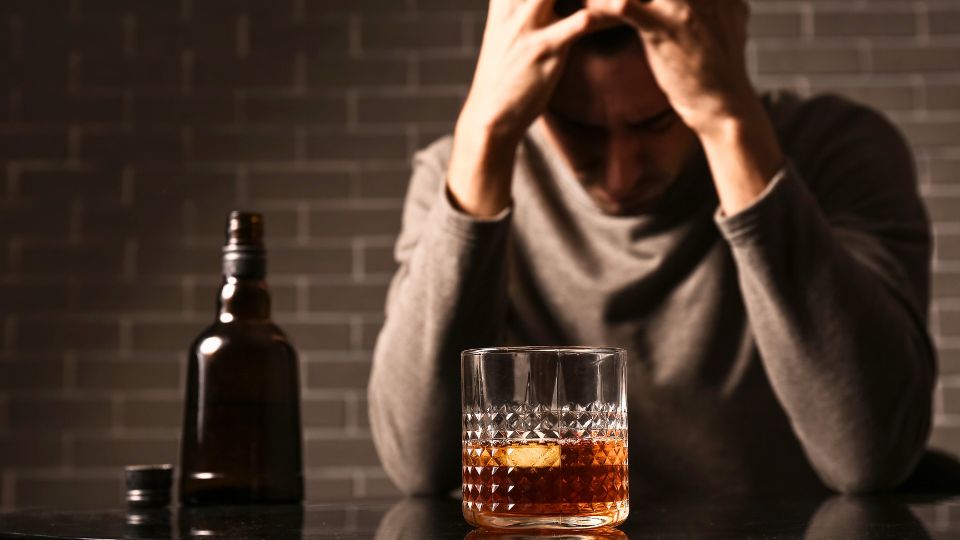 Leia mais sobre o artigo Alcoolismo tem tratamento: saiba como e onde encontrar apoio para o problema