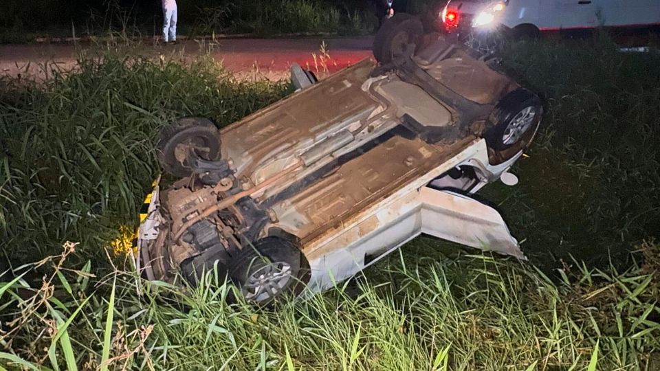 Leia mais sobre o artigo Motorista morre após capotar carro na rotatória da Baixada da Sobral, em Rio Branco