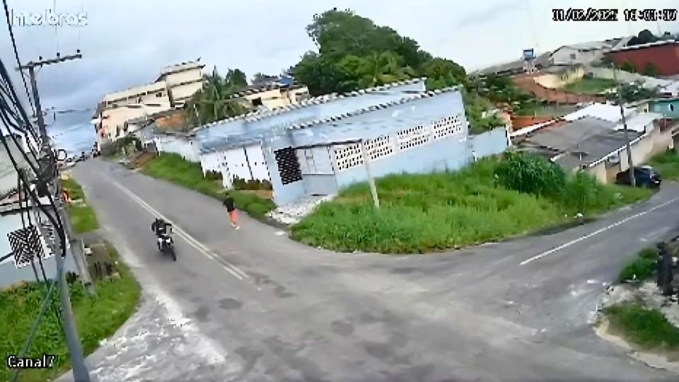 Leia mais sobre o artigo Colisão violenta entre motocicletas é flagrada por câmeras no interior do Acre; assista