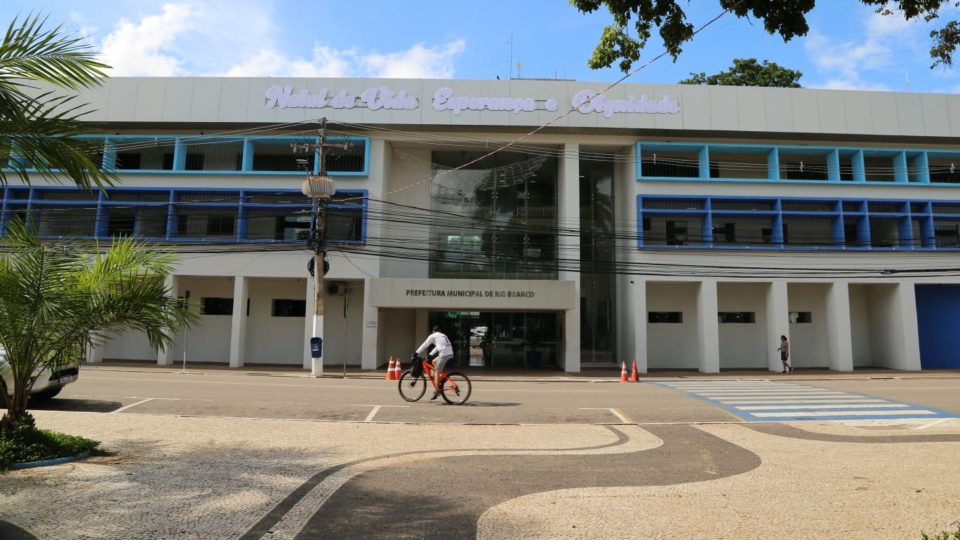 Leia mais sobre o artigo Prefeitura de Rio Branco antecipa salários e injeta recursos no comércio