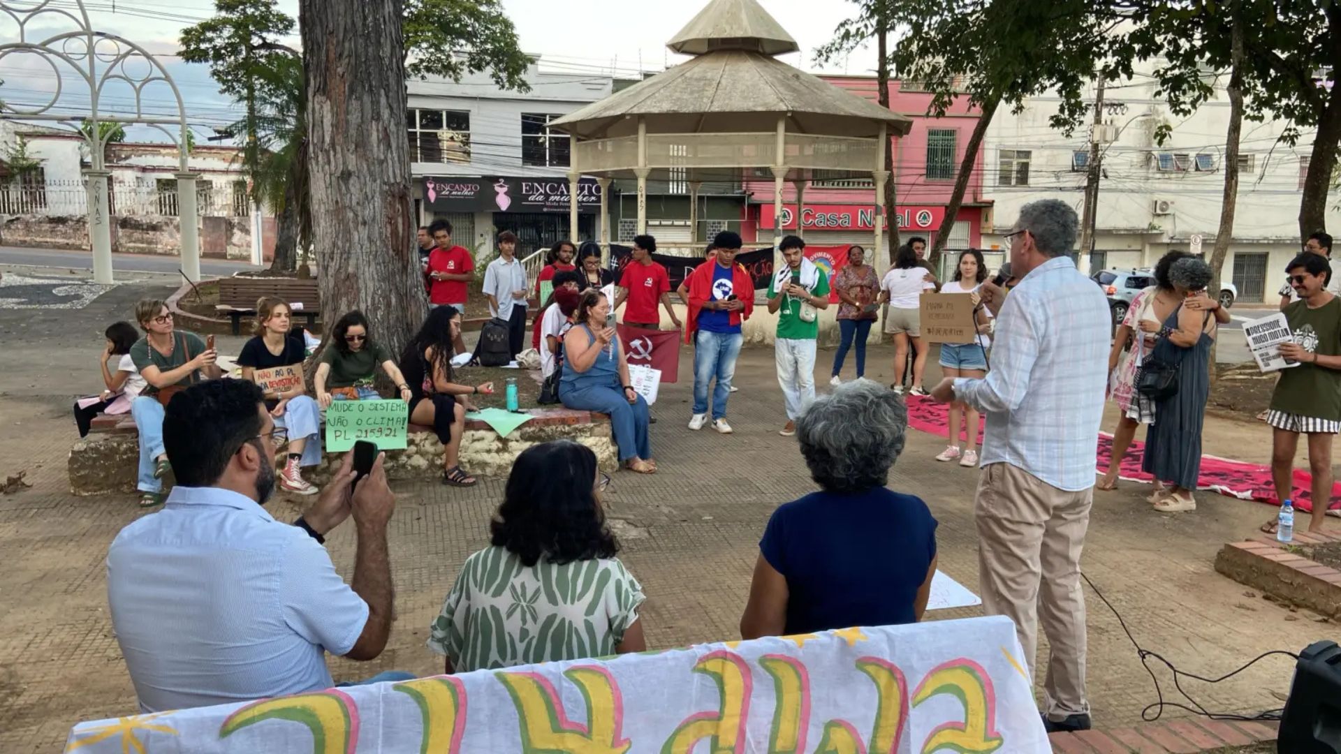 Leia mais sobre o artigo Manifestantes em Rio Branco protestam contra projeto que muda regras do licenciamento ambiental