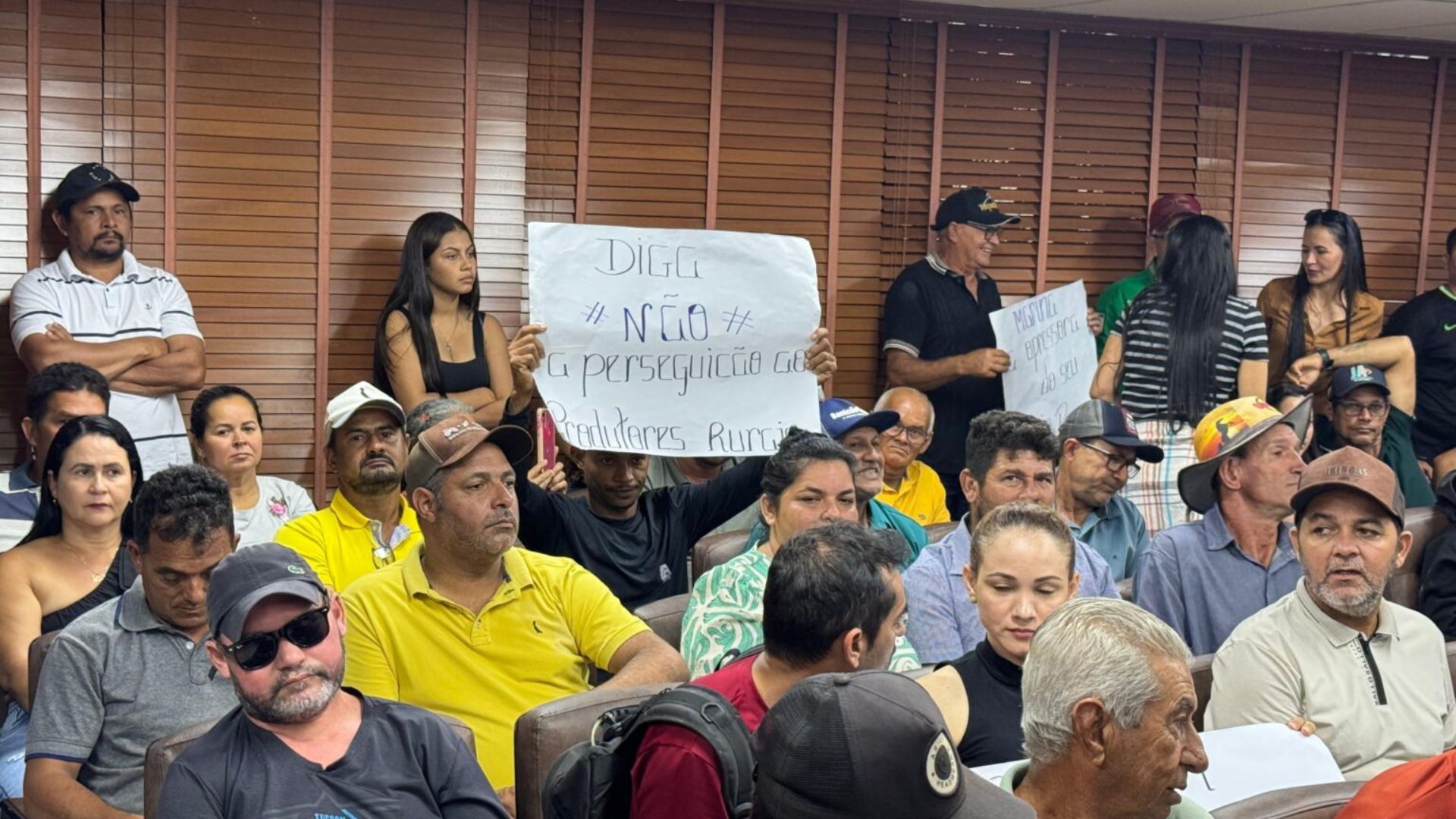 Leia mais sobre o artigo Produtores rurais protestam em frente à Aleac e denunciam abandono e repressão