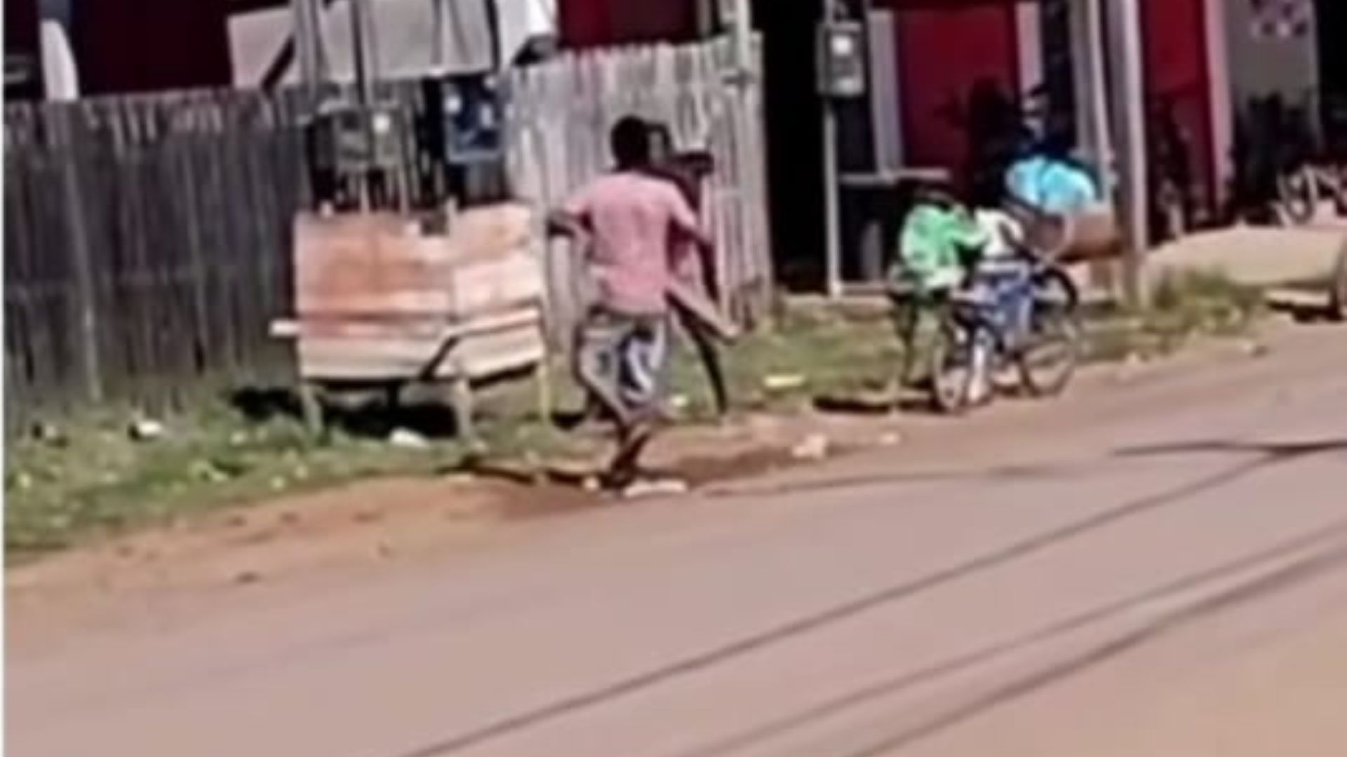 Leia mais sobre o artigo VÍDEO: Homem saca faca durante briga e causa correria no interior