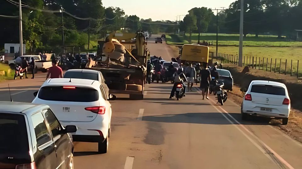 Leia mais sobre o artigo Moradores bloqueiam AC-40 e denunciam abandono do Ramal da Piçarreira