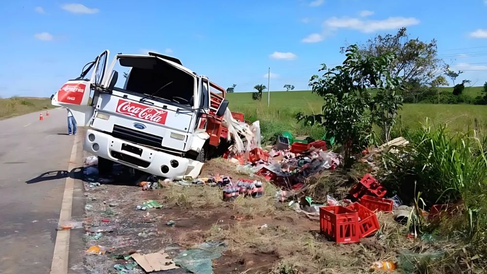 Leia mais sobre o artigo Caminhoneiro perde controle perto de Capixaba e carga fica exposta na pista