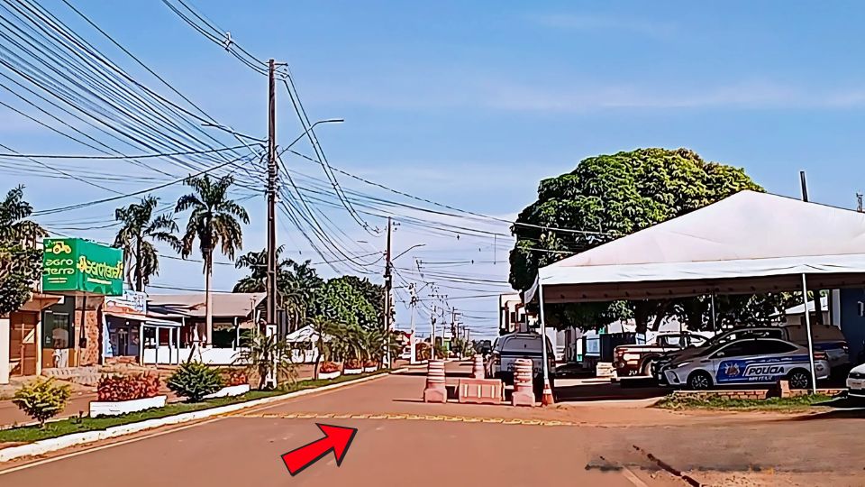 Leia mais sobre o artigo PM ignora lei de trânsito e tolera tachões ilegais diante de sua base em Acrelândia