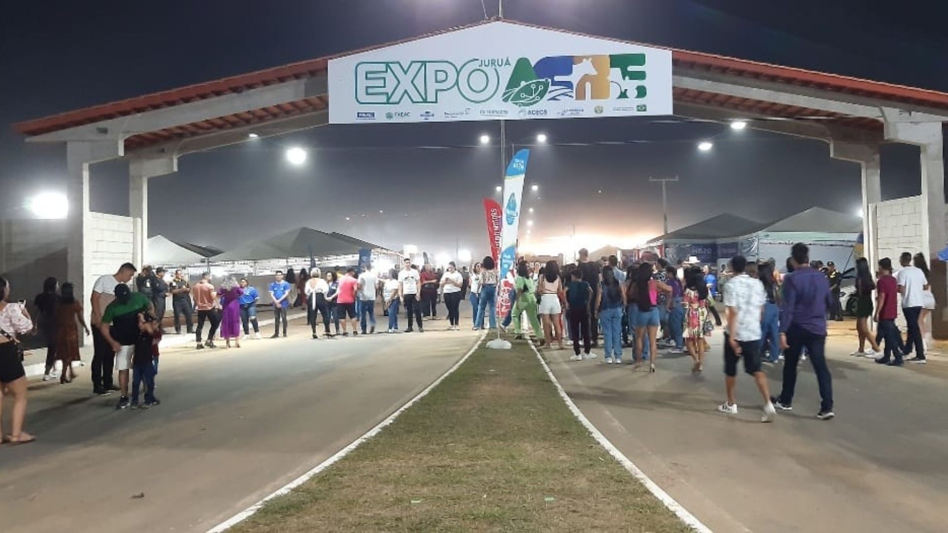 Leia mais sobre o artigo Expoacre Juruá 2025 começa com homenagem e shows para milhares de pessoas