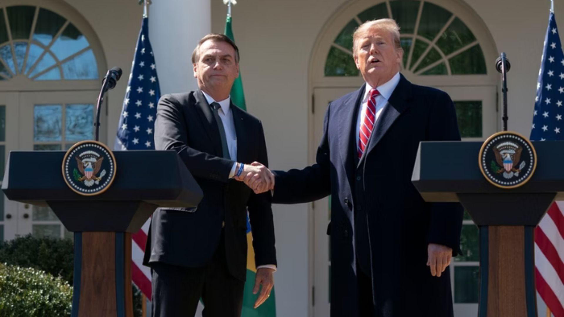 Leia mais sobre o artigo Em tom de ameaça, Trump defende Bolsonaro pela 1ª vez e provoca Lula