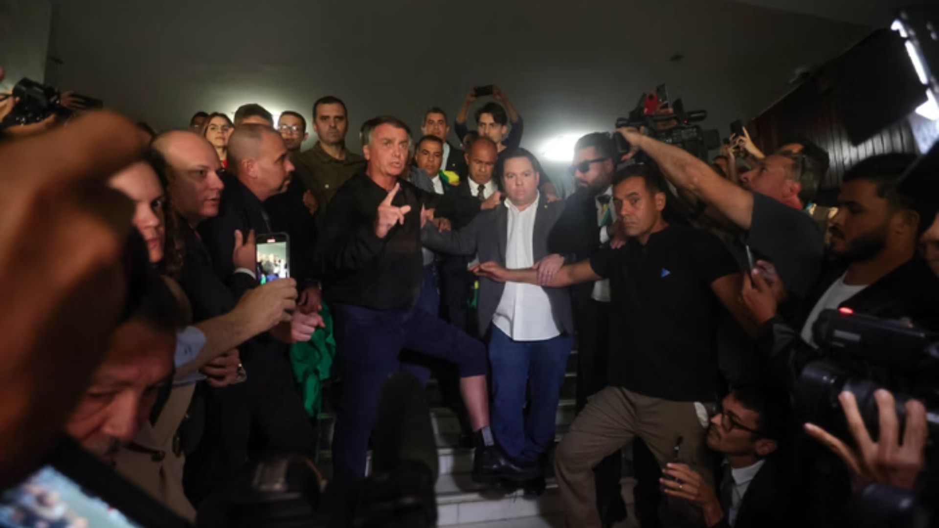 Leia mais sobre o artigo Bolsonaro desafia Moraes e faz críticas transmitidas em redes sociais