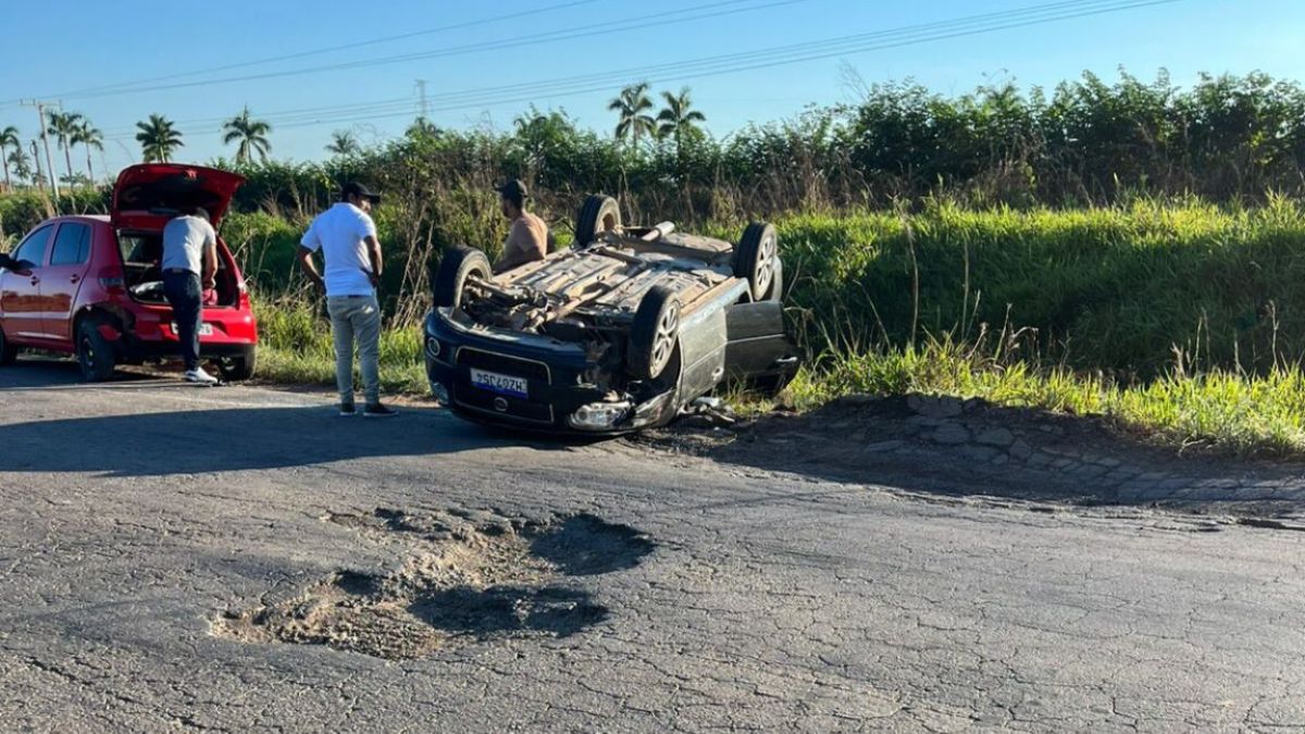 Leia mais sobre o artigo Buraco na BR-364 provoca capotamento e quase termina em tragédia