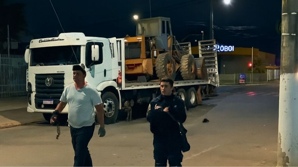 Leia mais sobre o artigo PM prende três homens tentando furtar retroescavadeira de R$ 140 mil em ramal