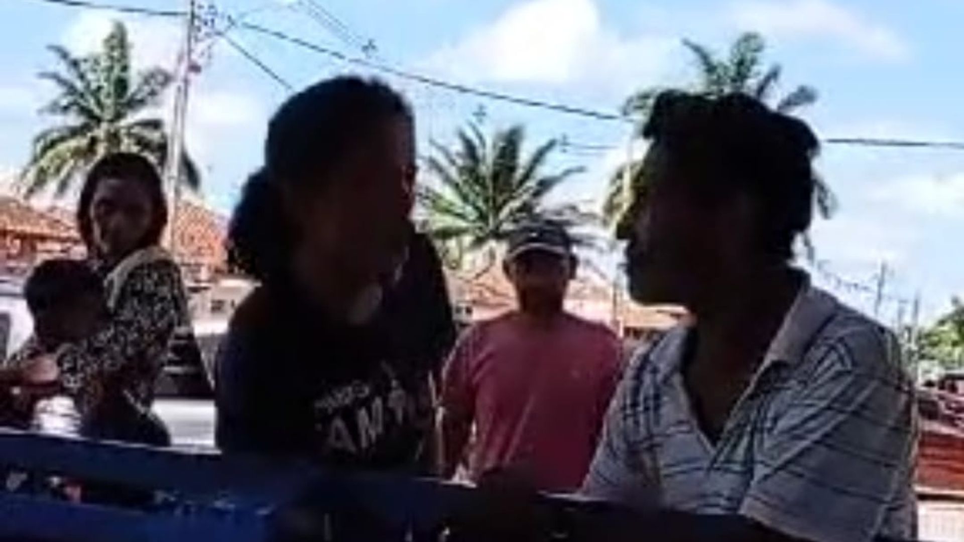 Leia mais sobre o artigo Vídeo mostra mulher agredindo homem em feira no interior