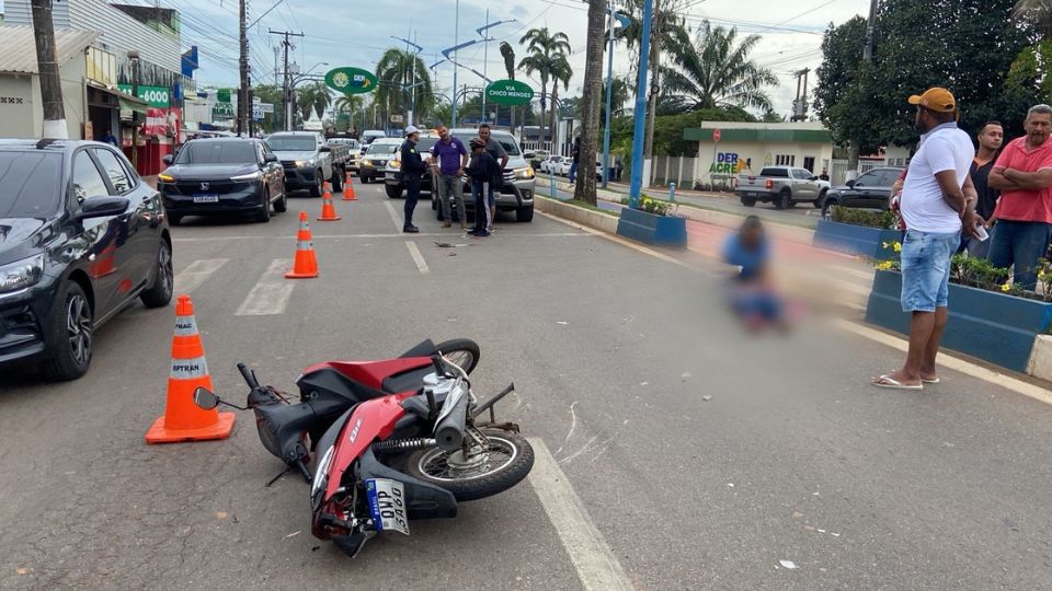 Leia mais sobre o artigo Motociclista fica ferida após ser arrastada por carro na Via Chico Mendes