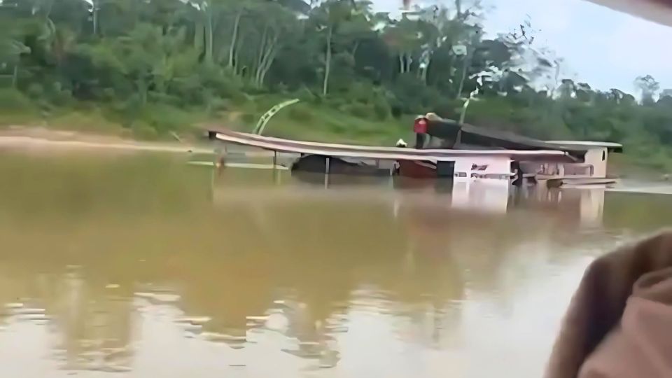 Leia mais sobre o artigo Barco afunda no Rio Juruá e moradores se mobilizam para salvar carga