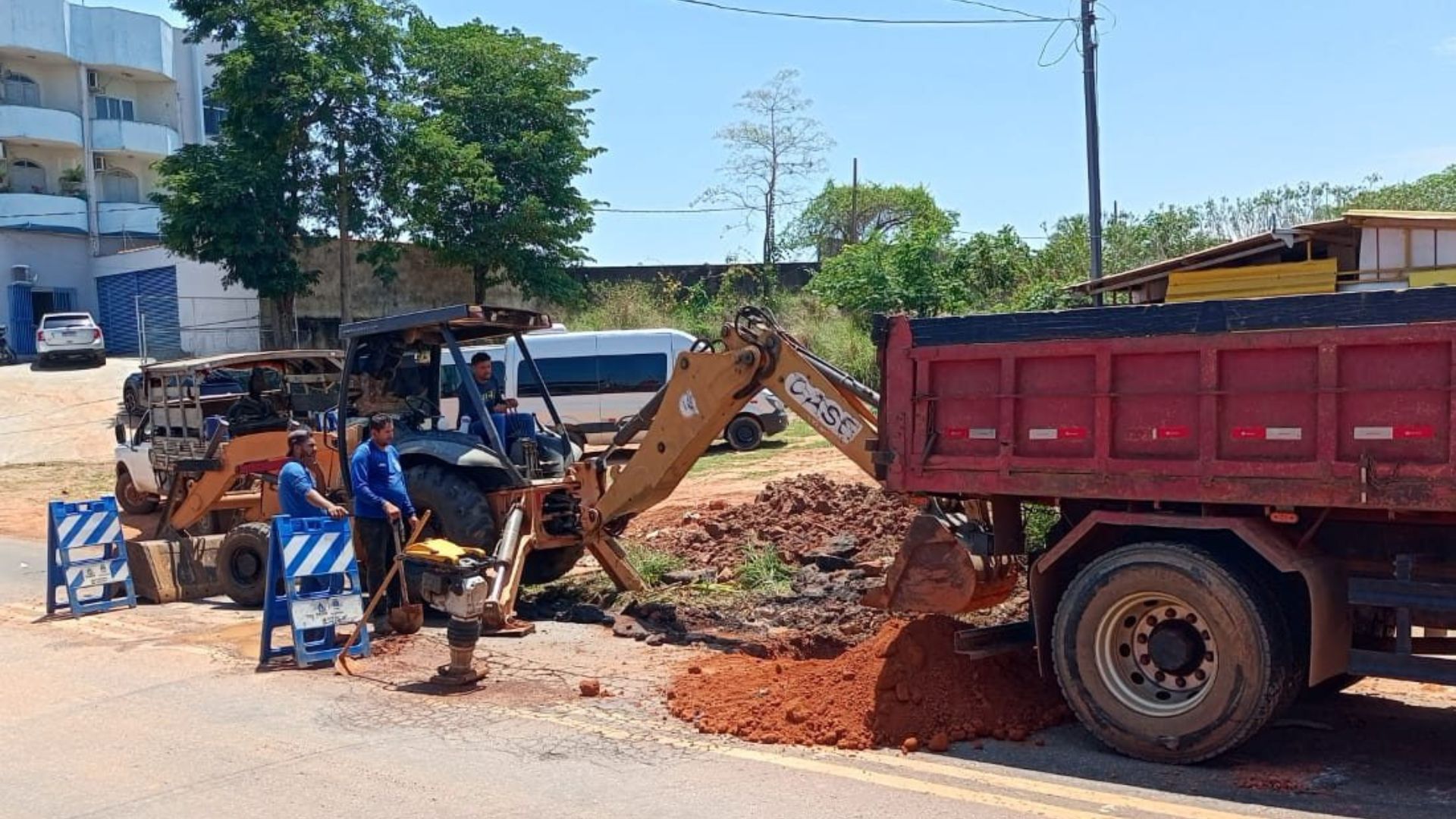 Leia mais sobre o artigo Prefeitura de RB realiza manutenção em vazamento de rede de água no bairro Isaura Parente