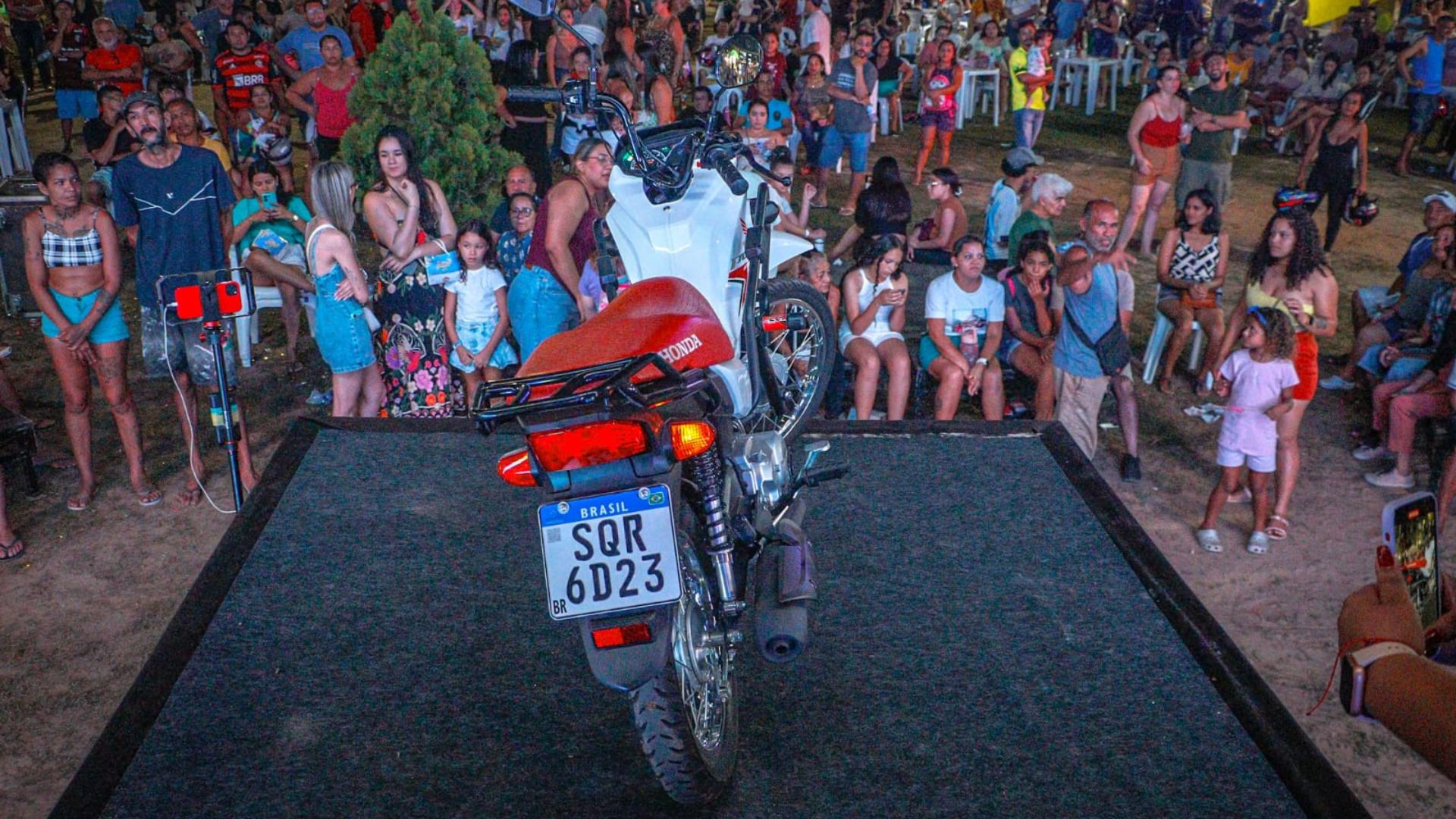 Leia mais sobre o artigo Ganhadora de motocicleta no Festival da Macaxeira emociona organizadores