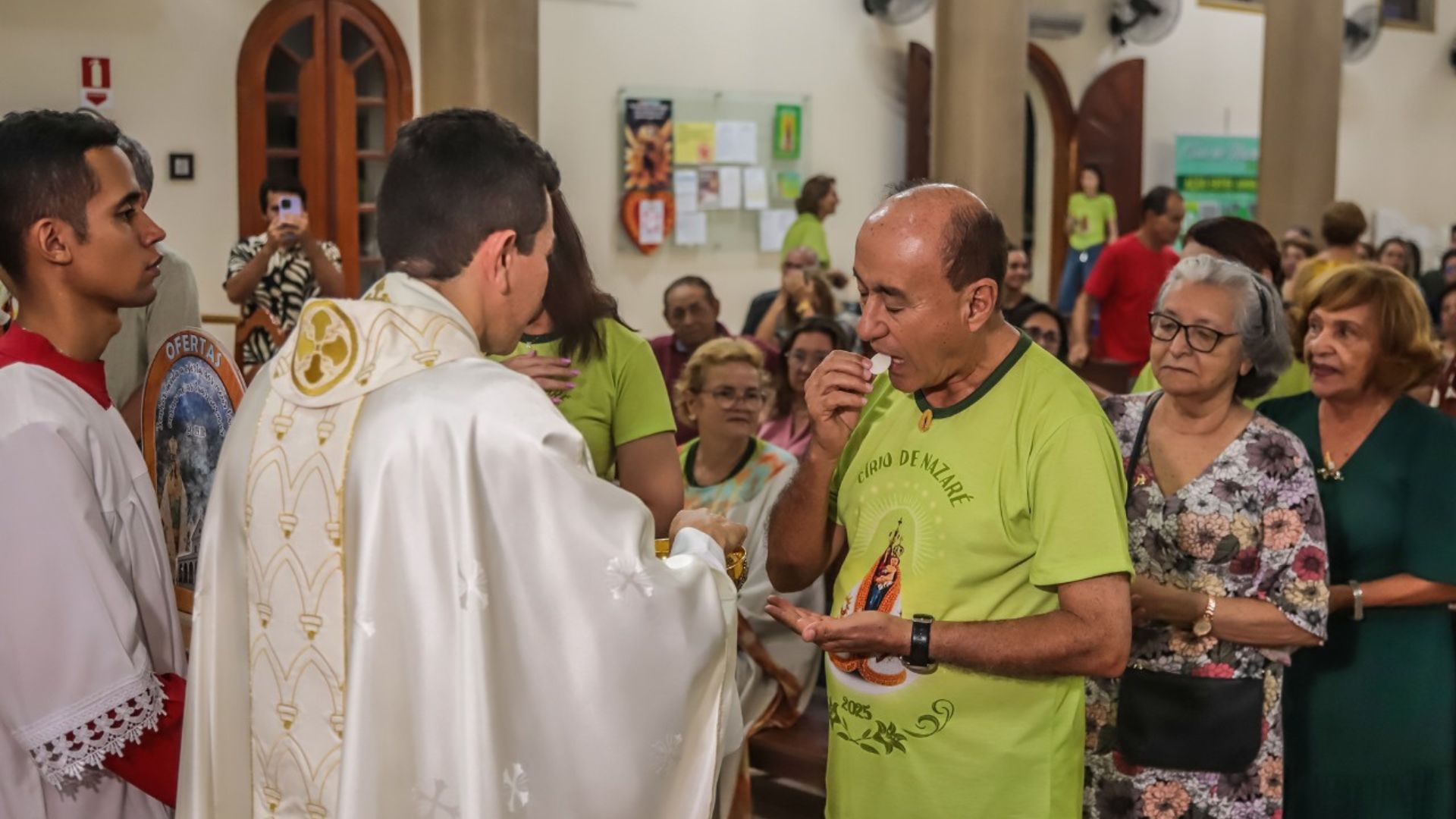 Leia mais sobre o artigo Bocalom participa da missa de troca do manto de Nossa Senhora de Nazaré